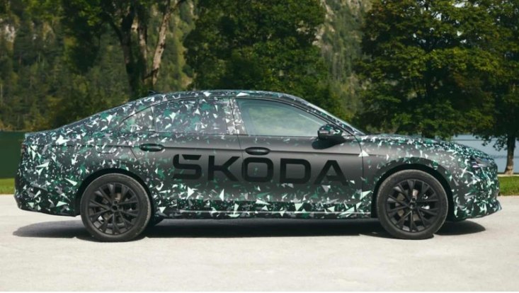 Skoda раскрыла новый Superb: у него будет сразу 2…