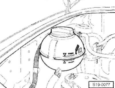 Закрыть сливной клапан на нижнем шланге для…