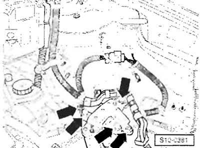 Приподняв двигатель с коробкой передач, вытащить…