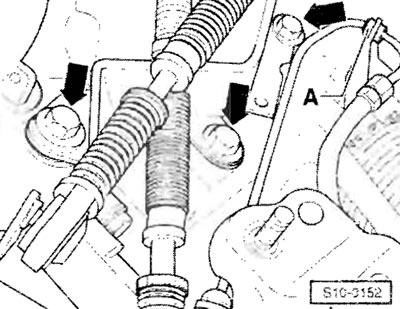 Снять контропору гибких валиков (тросов Боудена)…