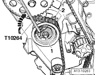 Придерживая натяжной ролик в этом положении,…
