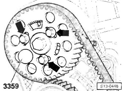 Ослабить винты -стрелки- приводной шестерни…