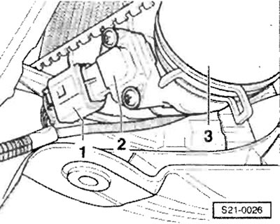 Отсоединить соединительный шланг -3- от патрубка…