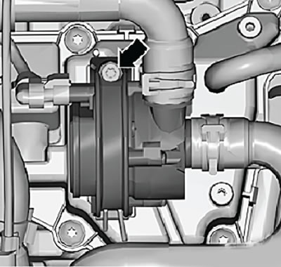 2. Выкрутить болт крепления (стрелка) и…