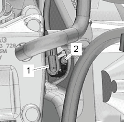 4. Выкрутить болт крепления (2) и извлечь датчик…