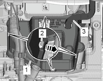 4. Odistite (2) a odstráňte kryt odlučovača oleja…