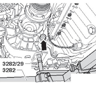 51. Надавить, чтобы отсоединить коробку передач…