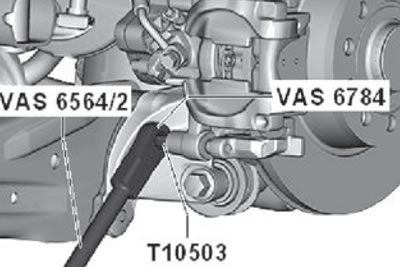 5. Выкрутить оба направляющих болта из тормозного…