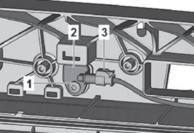 4. Извадете сензора за удар (2) от превозното…
