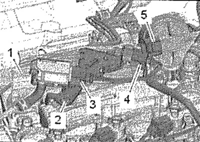 Раскрыть теплозащитный экран «1». Извлечь электрический разъем «4» из кронштейна, отсоединить его и…