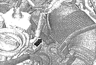 Отсоединить и отложить вакуумный шланг «стрелка» в сторону. Снять держатель с датчиками разности…