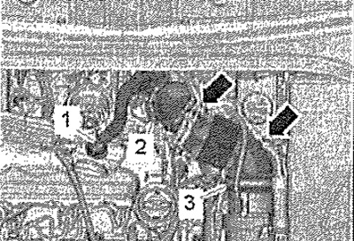 Отсоединить шланг «1» системы вентиляции картера от крышки ГБЦ, нажав на фиксаторы шланга.…