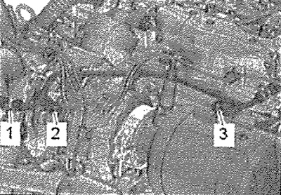 Ослабить хомут «1» и снять шланг системы охлаждения. Ослабить винт «2», выкрутить винт «3» и…