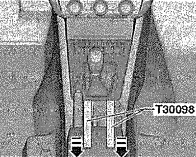 Дръпнете лоста на ръчната спирачка. Поставете…