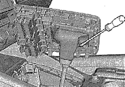 Натиснете скобите на защитния капак на селектора…