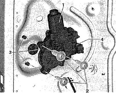 Премахване и монтиране на двигателя за повдигане…