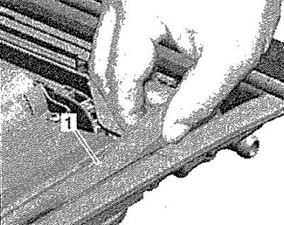 Вытянуть уплотнитель вверх по всему периметру…