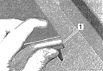 Приставить уплотнитель «1» с обеих сторон…