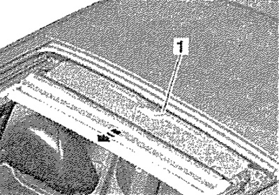 Отстранете задния капак «1» по посока на…