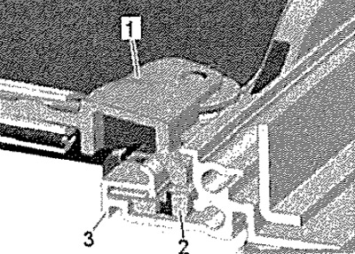 Поставете каишката «2» във водача «3», както е…