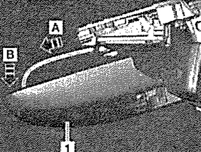 Снять накладку «2». Выдвинуть крышку камеры «1»…