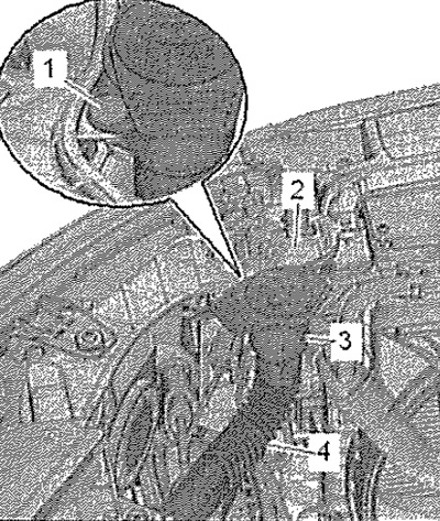 Отстранете дистанционната скоба «1» и издърпайте гърловината за пълнене «3» с тръбата за пълнене…