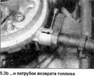 3. Отсоедините топливные шланги каналов на боку…