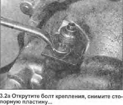 2. Придерживайте сборку привода спидометра, чтобы…