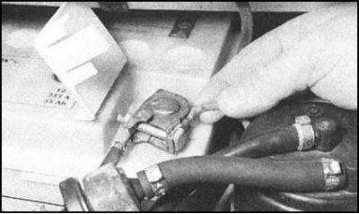 А Проверьте состояние клемм батареи и надежность…