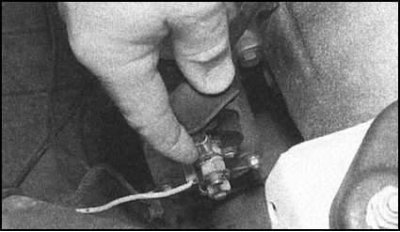 D Проверьте надежность крепления клеммных…