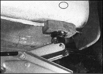 Домкрат следует заводить в специально…