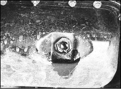 Двигательное масло может подтекать через сливную…