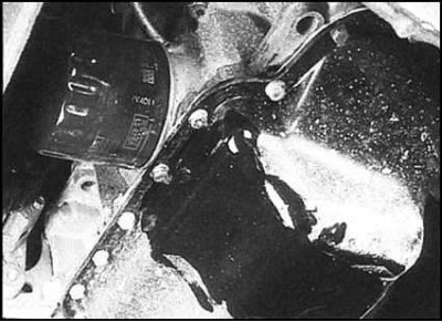 ...или через место стыка масляного фильтра с…