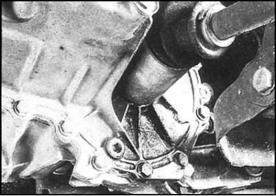 Утечки трансмиссионного масла могут происходить…