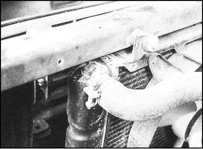 Утечки охлаждающей жидкости обычно проявляются в…