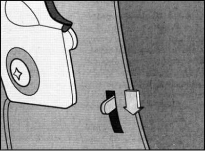 Замки задних дверей автомобиля оборудованы…