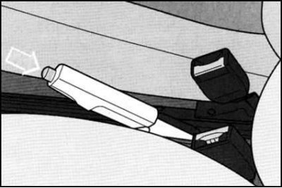 Включение стояночного тормоза производится…