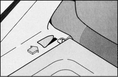 Потянув рычаг фиксатора, отпустите фиксаторы…