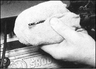 3. Уровень масла должен находиться между…