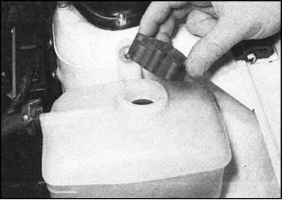 3. Долейте в бачок правильным образом…