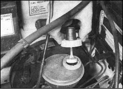 4. Аккуратно долейте в резервуар свежую жидкость…