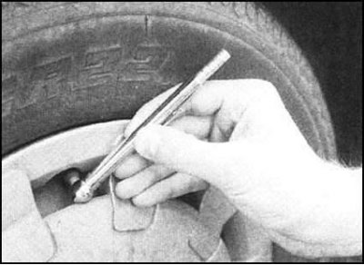 Проверка давления накачки шин должна…