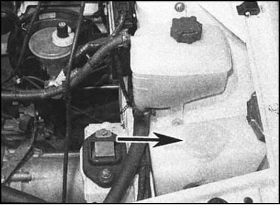 2. Проверка уровня жидкости производится сквозь…