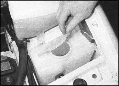 Проверка уровня жидкости системы гидроусиления…