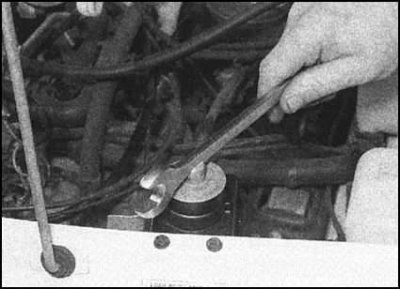 2. Отвернув крышку, чистой неворсящейся ветошью…