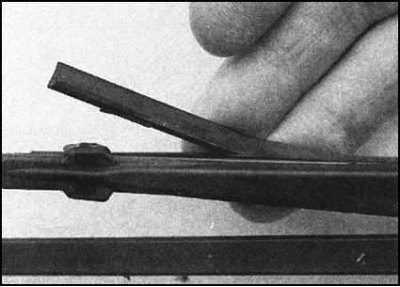 2. Для замены щетки отведите рычаг от стекла в…
