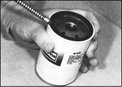 12. Слегка смажьте прокладку нового фильтра…