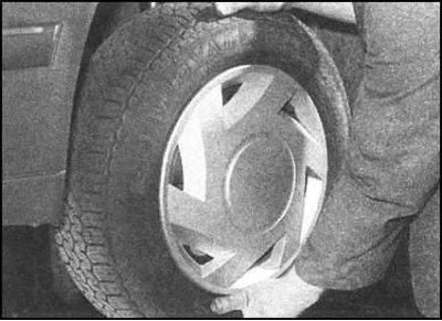 4. Ухватитесь за переднее колесо автомобиля в…