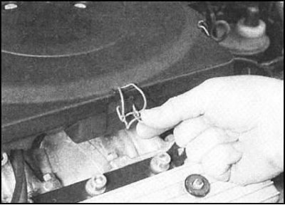 1. Отпустите проволочные фиксаторы, расположенные…