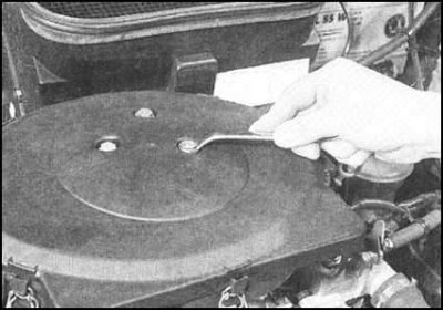 2. Выверните три крепежных болта и...